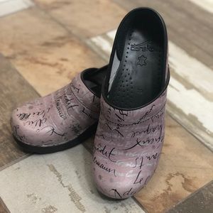 NWOT Rare Dansko Lavender French Script Clogs 39